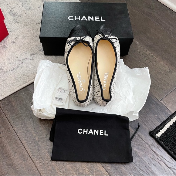 Authentic CHANEL Flats - Picture 1 of 7